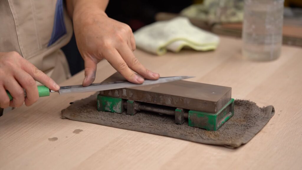 Yüksek HRC değerine sahip çelik bıçak bileme teknikleri.