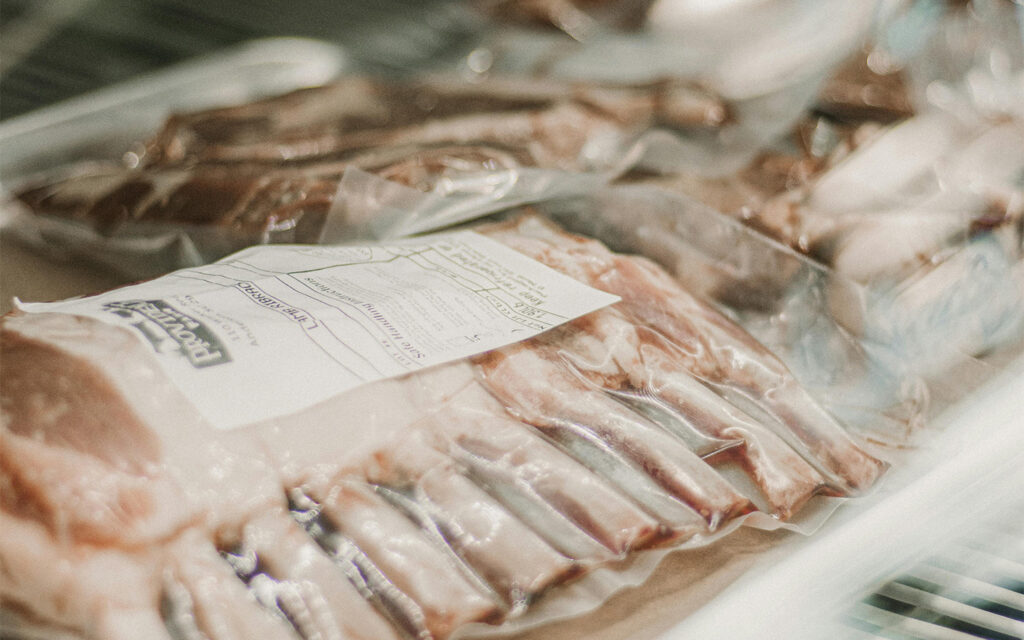 Kesim türü ve tarih etiketiyle paketlenmiş kuşbaşı ve kavurmalık kurban eti.