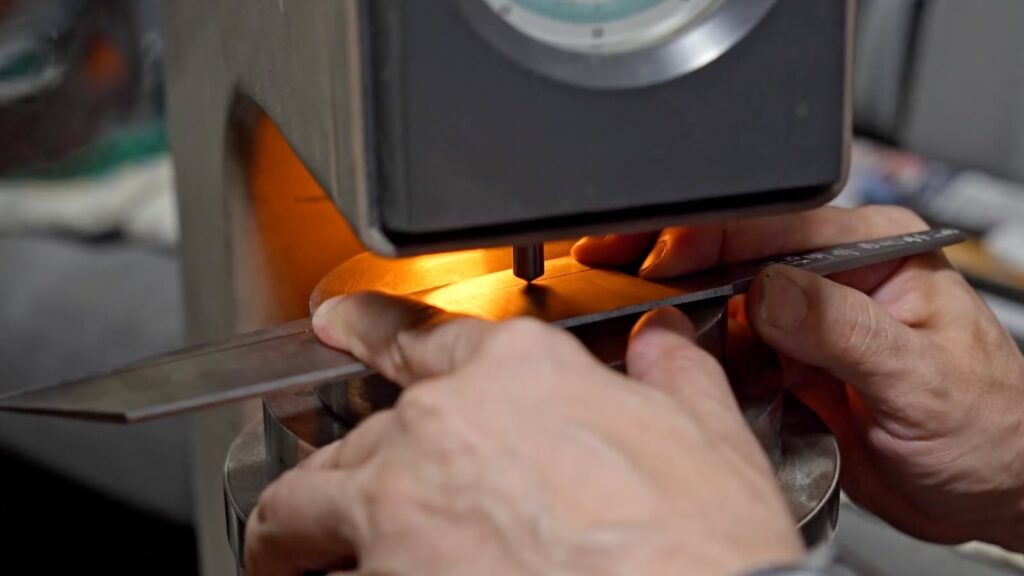 Rockwell sertlik cihazı ile bıçak çeliğinde HRC ölçümü yapılması.