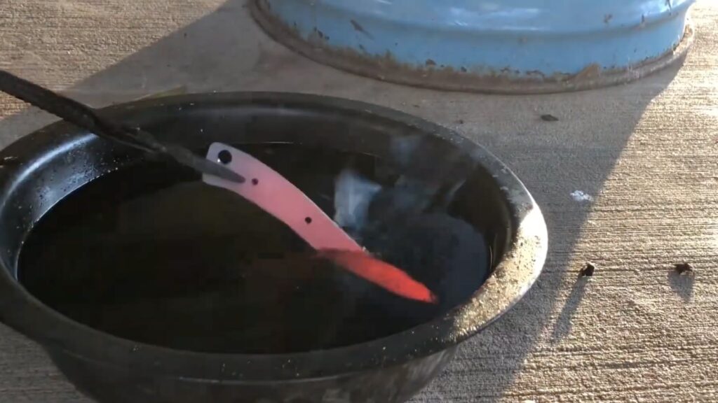 Bıçak çeliğine su verme ve ısıl işlem süreci.