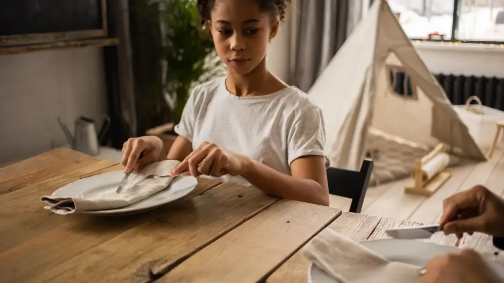 Bıçak sağ elde çatal sol elde doğru sofra kullanımı